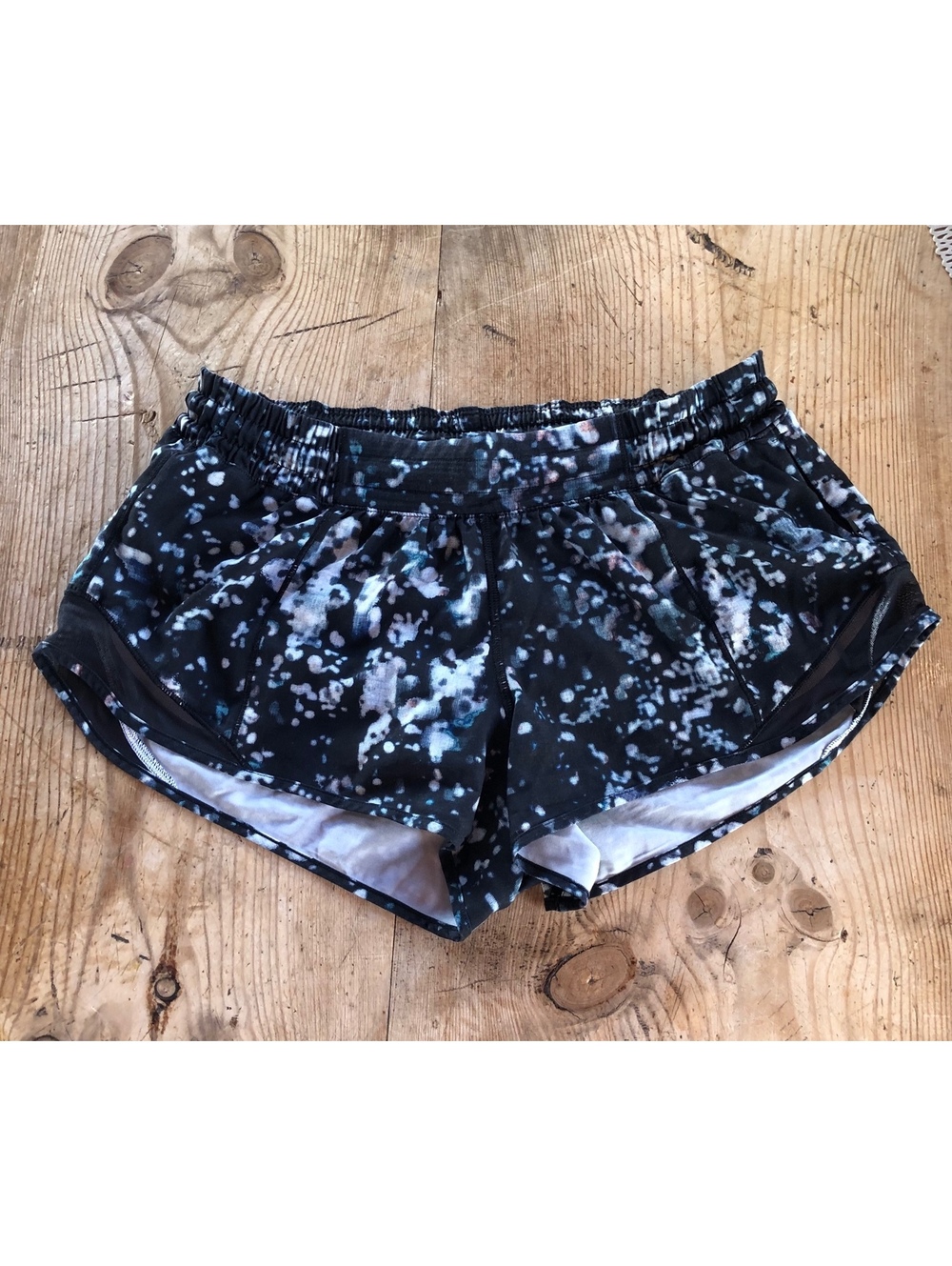Lululemon Hotty Hot Short II Size 6